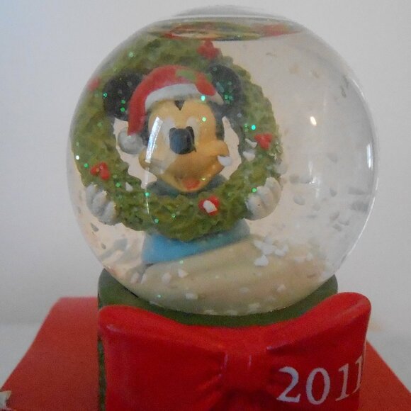 2011 Mickey Mouse Holding Christmas Wreath Snow Globe-Orig Box-Walt Disney - Picture 2 of 5